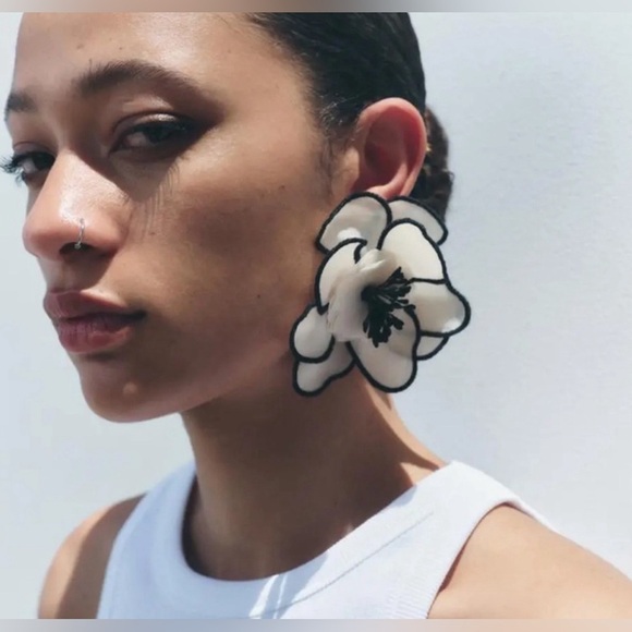 White Light Flower Oversized Earrings Jewelry New ✨✨ with beautiful gift box 🎁 - Picture 1 of 4